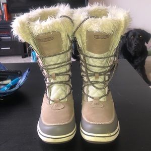 Snow boots